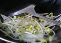 豆芽鲫鱼汤的做法 步骤4