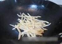 蒜苔炒椒盐小鱼干的做法 步骤3