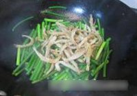 蒜苔炒椒盐小鱼干的做法 步骤7