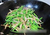 蒜苔炒椒盐小鱼干的做法 步骤8
