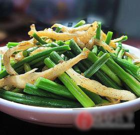 蒜苔炒椒盐小鱼干