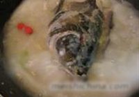 金针菇粉丝鱼头汤的做法 步骤9