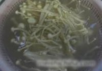 金针菇粉丝鱼头汤的做法 步骤3