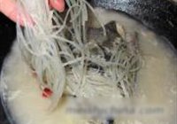 金针菇粉丝鱼头汤的做法 步骤10