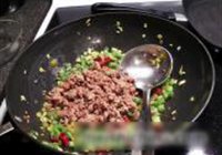 酸黄瓜四季豆炒肉末的做法 步骤7