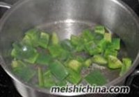 青椒鱿鱼花的做法 步骤3