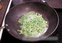 酸黄瓜四季豆炒肉末的做法 步骤3