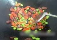 蚕豆红椒炒腊肠的做法 步骤8