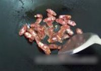 蚕豆红椒炒腊肠的做法 步骤4