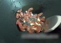 蚕豆红椒炒腊肠的做法 步骤5
