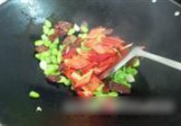 蚕豆红椒炒腊肠的做法 步骤7