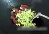 蚕豆红椒炒腊肠的做法 步骤6