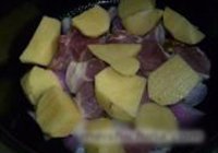 土豆烧肉的做法 步骤3