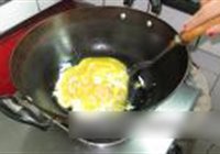 韭菜虾皮炒鸡蛋的做法 步骤2