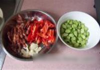 蚕豆红椒炒腊肠的做法 步骤2