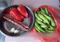 蚕豆红椒炒腊肠的做法 步骤1
