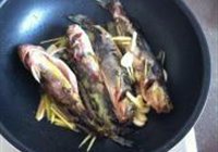 家常炖黄骨鱼的做法 步骤3