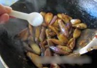 豆瓣酱炒茄子的做法 步骤8