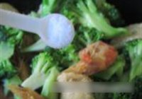虾干素鸡炒绿花菜的做法 步骤11