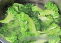 虾干素鸡炒绿花菜的做法 步骤5