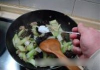 肉片鸡蛋炒西芹的做法 步骤7