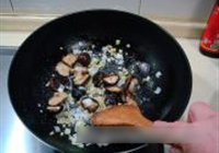 香菇肉片烧白菜的做法 步骤5