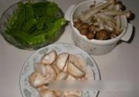 菌菇荷兰豆的做法 步骤2