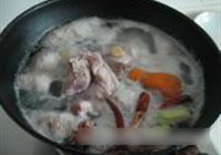猪肉炖粉条的做法 步骤3