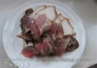 包菜腊肉干锅的做法 步骤2