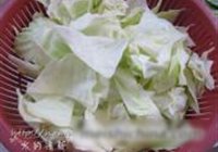 包菜腊肉干锅的做法 步骤4