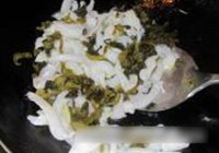 咸菜炒墨鱼的做法 步骤7