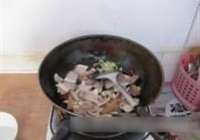 冻豆腐炖酸菜的做法 步骤5