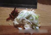 冻豆腐炖酸菜的做法 步骤3