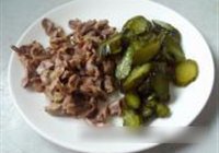 酸黄瓜炒鸡胗的做法 步骤3