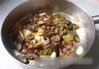 酸黄瓜炒鸡胗的做法 步骤5