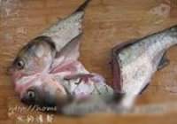 双椒鱼头的做法 步骤2