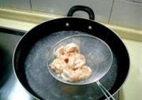 桃仁炒虾球的做法 步骤8