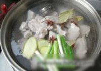 酥香黑椒排骨的做法 步骤2