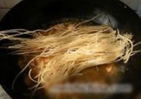 鸡肉炖粉条的做法 步骤6