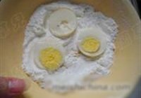 腊八豆烩金钱蛋的做法 步骤4