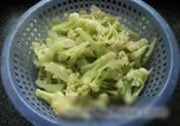 牛肉炒花菜的做法 步骤1