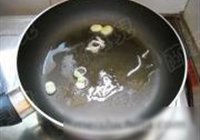 腊八豆烩金钱蛋的做法 步骤7