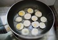 腊八豆烩金钱蛋的做法 步骤5