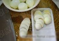 腊八豆烩金钱蛋的做法 步骤3