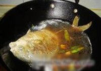 红烧银鲳鱼的做法 步骤4
