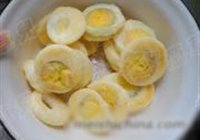 腊八豆烩金钱蛋的做法 步骤6