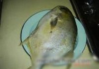 红烧银鲳鱼的做法 步骤1