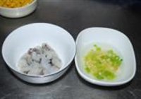 薄蛋卷彩丁的做法 步骤4
