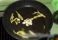 炖红线鱼的做法 步骤3