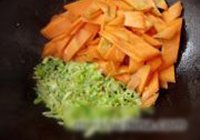 胡萝卜炒菜花的做法 步骤3